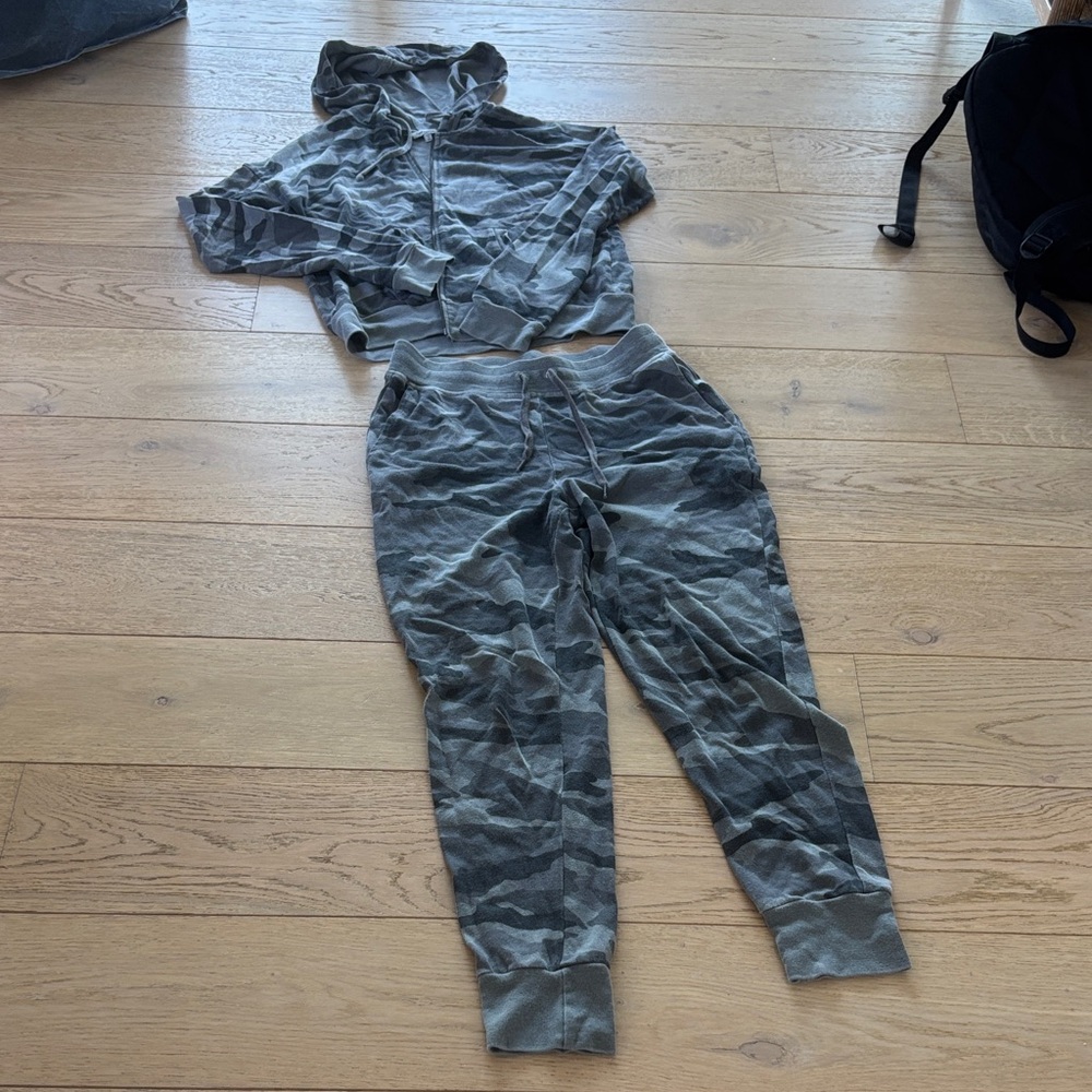 Splendid Camo Women's Jogger Set